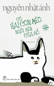 Có hai con mèo ngồi bên cửa sổ